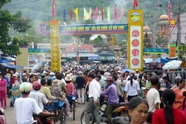 Du khách tại lễ hội Vía Bà Chúa Xứ Núi Sam. (Nguồn: Internet)