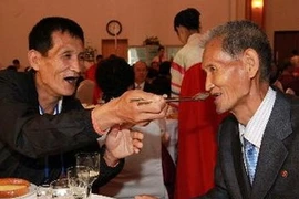 Hai anh em một gia đình Triều Tiên bị ly tán hạnh phúc gặp lại nhau trong cuộc đoàn tụ tại Khu nghỉ mát Núi Kumgang tháng 10/2010. (Nguồn: AFP/TTXVN)