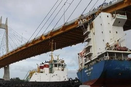 Tàu Vinashin Orient Hai Phong INO 9385568 bị mắc kẹt vào gầm cầu Bính năm 2010. (Ảnh: Tuấn Anh/TTXVN)