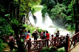 Khách du lịch thăm thác Kuang si – LuongPhabang. (Ảnh: Hoàng Chương/Vietnam+) 