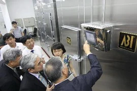 Các đại biểu tham quan phòng thí nghiệm CAS. (Ảnh: Vũ Sinh/TTXVN)