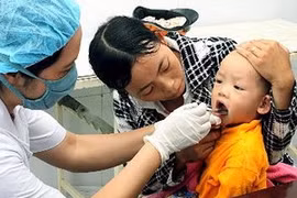 Điều trị bệnh tay chân miệng cho trẻ. (Ảnh: Dương Ngọc/TTXVN)