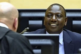 Phó Tổng thống Kenya William Ruto trò chuyện với luật sư. (Nguồn: Getty)