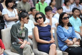 Hai ca sỹ Hồng Nhung và Mỹ Linh tham dự một buổi hòa nhạc đường phố tháng 11/2011. (Ảnh: news.zing.vn).