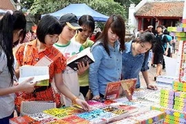 Các bạn trẻ tham gia đọc sách tại ngày hội sách và văn hóa đọc 2012. Ảnh minh họa (Ảnh: Quý Trung/TTXVN)