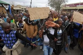 Quang cảnh 1 cuộc biểu tình của thợ mỏ Nam Phi. (Ảnh: AFP/TTXVN)