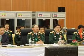 Bộ trưởng Quốc phòng Việt Nam Phùng Quang Thanh (thứ hai, phải) và các đại biểu khác tại hội nghị. (Nguồn: Kyodo/TTXVN)