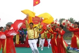 Các tiết mục giao lưu hát đối của thanh niên Móng Cái (Việt Nam) và Đông Hưng (Trung Quốc). Ảnh minh họa. (Nguồn: quangninh.gov.vn)