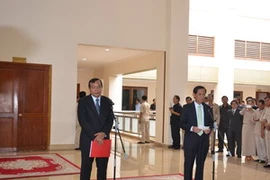 Người phát ngôn CPP Prak Sokhon (trái) và người phát ngôn CNRP Yim Sovan tại cuộc họp báo. (Ảnh: Chí Hùng/Vietnam+)