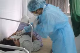 Chăm sóc bệnh nhân cúm H1N1. Ảnh minh họa. (Ảnh: Minh Trí/TTXVN)