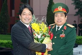Bộ trưởng Bộ Quốc phòng Phùng Quang Thanh đón Bộ trưởng Bộ Quốc phòng Nhật Bản Itsunori Onodera. (Ảnh: Trọng Đức/TTXVN)