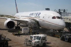 Chiếc máy bay Boeing 787 Dreamliner của công ty hàng không Mỹ United Airlines trở lại đường bay. (Nguồn: AFP/TTXVN)