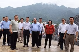 Phó Thủ tướng Chính phủ Nguyễn Xuân Phúc thăm, kiểm tra tiến độ xây dựng tại khu công nghiệp Bình Vàng, Hà Giang. (Ảnh: Minh Tâm/TTXVN)