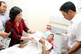 Bộ trưởng Phạm Thị Hải Chuyền thăm, tặng quà cựu chiến binh Phan Hữu Được, "Liệt sỹ trở về sau 40 năm" đang điều trị tại Bệnh viện Việt Đức. (Ảnh: Anh Tuấn/TTXVN)