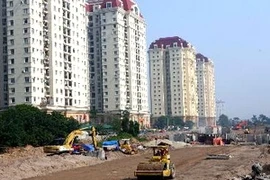Thi công đoạn Nhật Tân - Xuân La, đường vành đai 2 đoạn Nhật Tân - Cầu Giấy. (Ảnh: Huy Hùng/TTXVN)