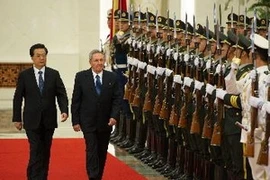 Chủ tịch Trung Quốc Hồ Cẩm Đào (trái) và Chủ tịch Cuba Raul Castro tại Bắc Kinh hồi tháng 7. (Nguồn: AFP/TTXVN)