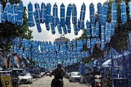 Các biểu ngữ mang biểu tượng của Liên minh cầm quyền Mặt trận Dân tộc cổ vũ cho cuộc bầu cử trên đường phố ở thủ đô Kuala Lumpur ngày 3/5. (Nguồn: AFP/TTXVN)