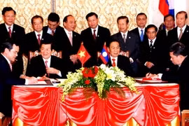 Toàn cảnh lễ ký thỏa thuận khai thác và chế biến muối mỏ tại Lào. (Ảnh: Hoàng Chương/Vietnam+)