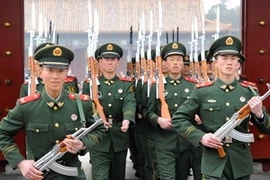 Binh sĩ bán quân sự Trung Quốc tập luyện ngoài doanh trại ở Bắc Kinh. Ảnh minh họa. (Nguồn: AFP/TTXVN)