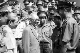 Chủ tịch Hội đồng Nhà nước Võ Chí Công tới dự Cuộc gặp mặt trao đổi giữa các thế hệ anh hùng, chiến sĩ xuất sắc, do Bộ Nội vụ tổ chức. (Ảnh: Minh Điền/TTXVN).