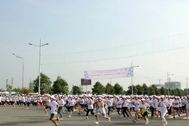 Công nhân may ở Bình Dương chạy bộ hưởng ứng Ngày thế giới vì An toàn vệ sinh lao động (Ảnh: Quách Lắm/Vietnam+)