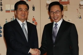 Tổng thống Hàn Quốc Lee Myung-bak (phải) trong cuộc gặp Chủ tịch Trung Quốc Hồ Cẩm Đào. (Ảnh: AFP/TTXVN) 
