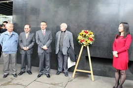 Đại sứ Vũ Quang Minh (thứ ba từ trái sang) phát biểu tại lễ kỷ niệm. (Ảnh: Lê Phương/Vietnam+)