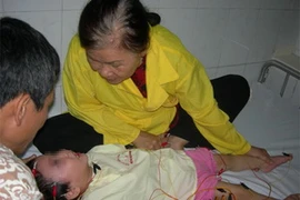 Một bé 2 tuổi rưỡi đang được châm cứu chữa bệnh bại não. (Nguồn: vnexpress.net).