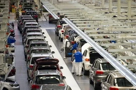 Công nhân Volkswagen trong dây chuyền sản xuất ở Wolfsburg, Đức. Ảnh minh họa. (Nguồn: AFP/TTXVN)