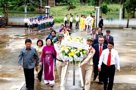 Kiều bào Lào dâng hương tưởng niệm các liệt sỹ. (Ảnh:Hoàng Chương/Vietnam+) 