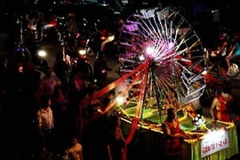 Mô hình chiếc Cọn nước tham gia lễ hội đường phố ở Hà Giang. (Ảnh: Minh Tâm/TTXVN)