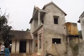 Hầu hết các nhà chòi tránh lũ, lụt đều được xây dựng sát liền với khu ở cũ của hộ nghèo. (Ảnh: Thu Hằng/Vietnam+)
