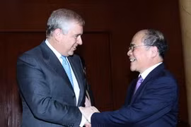 Chủ tịch Quốc hội Nguyễn Sinh Hùng tiếp Hoàng tử Anh Andrew, Công tước xứ York sang thăm Việt Nam. (Ảnh: An Đăng/TTXVN)