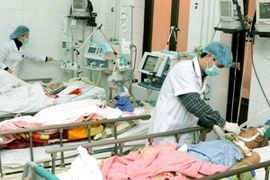 Điều trị cho bệnh nhân tại Bệnh viện Bệnh Nhiệt đới Trung ương. (Ảnh: Dương Ngọc/TTXVN)