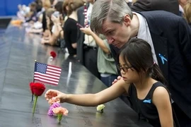 Đặt hoa tưởng niệm các nạn nhân vụ khủng bố 11/9 tại Khu vực số 0 ở New York. Ảnh minh họa (Nguồn: AFP/TTXVN)