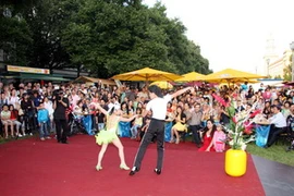 Sự trình diễn của hai nghệ sĩ nhí Đăng Quân - Bảo Ngọc đã nhận được sự cổ vũ nồng nhiệt của khán giả tại liên hoan bia. (Ảnh: Văn Long/Vietnam+)