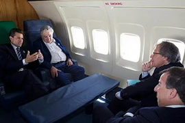 Tổng thống Mujica trao đổi với người đồng cấp Mexico, Peña Nieto, trên chuyên cơ “đi nhờ”. (Nguồn: Phủ tổng thống Mexico)