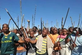 Hàng nghìn công nhân mỏ Nam Phi đình công tại mỏ Lonmin ở Marikana ngày 10/9. (Ảnh: AFP/TTXVN).