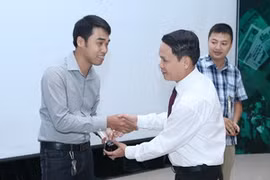 Tổng Giám đốc TTXVN Nguyễn Đức Lợi trao giải A giải báo chí TTXVN 2012. (Ảnh: Phạm Kiên/Vietnam+)