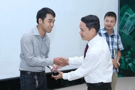Tổng Giám đốc TTXVN Nguyễn Đức Lợi trao giải A giải báo chí TTXVN 2012. (Ảnh: Phạm Kiên/Vietnam+)