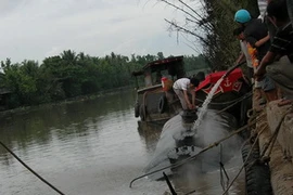 Tàu chở dầu bị cháy trên sông ở Sóc Trăng đang được trục vớt (Nguồn: Internet)