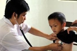 Khám sàng lọc bệnh tim cho trẻ em nghèo. (Ảnh: P.Hoàng/Vietnam+)