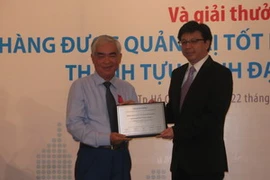 Ông Foo Boon Ping, Tổng biên tập Asian Banker trao tặng giải thưởng cho đại diện Eximbank. (Ảnh: Hà Huy Hiệp/Vietnam+)