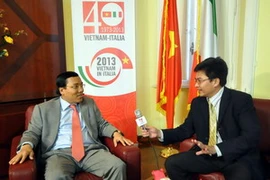 Đại sứ Nguyễn Hoàng Long trả lời phỏng vấn phóng viên TTXVN tại Rome. (Ảnh: Minh Đức/Vietnam+)