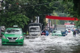 Một tuyến đường ở Huế bị ngập sâu trong nước. (Ảnh: Tường Vi/TTXVN)