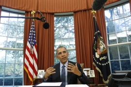 Tổng thống Mỹ Barack Obama ký một sắc lệnh tại Nhà Trắng. (Nguồn: AFP/TTXVN)