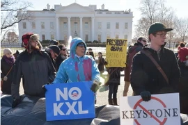 Người dân Mỹ biểu tình chống dự án xây dựng đường ống dẫn dầu Keystone XL. (Nguồn: AFP/TTXVN)