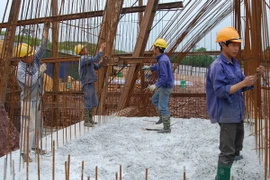 Thi công cầu Bắc Luân 2. (Ảnh: Văn Đức/TTXVN)