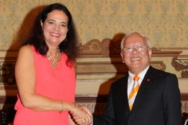 Chủ tịch UBND Thành phố Hồ Chí Minh Lê Hoàng Quân tiếp bà Christine Defraigne. (Ảnh: Thanh Vũ/TTXVN)