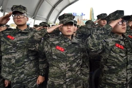 Binh sỹ Hàn Quốc tại lễ tưởng niệm 5 năm ngày xảy ra vụ nã pháo vào đảo Yeonpyeong, tại Seoul ngày 23/11. (Nguồn: AFP/TTXVN)